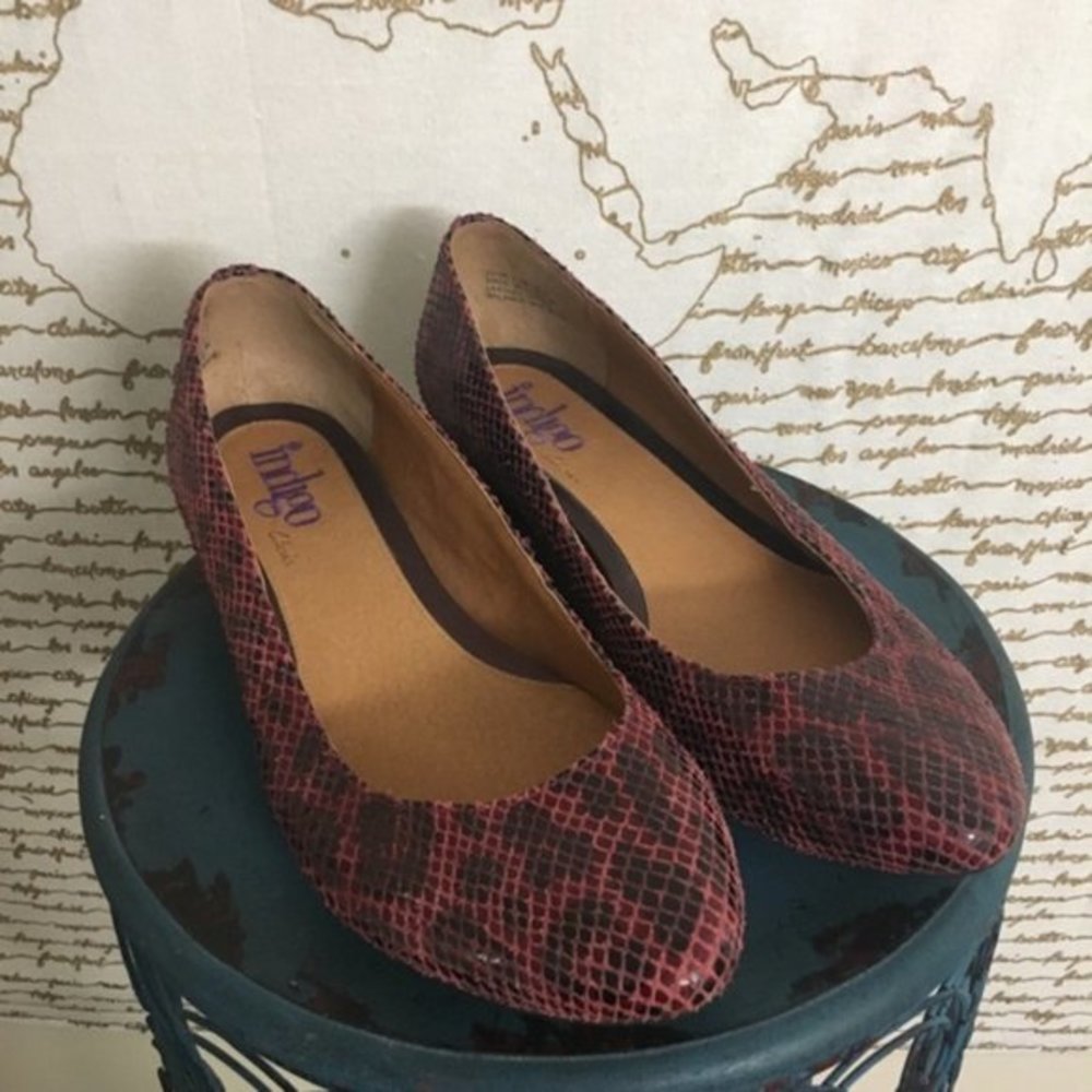 Indigo by Clarks 9.5 Pink Snakeskin Flats A8-12